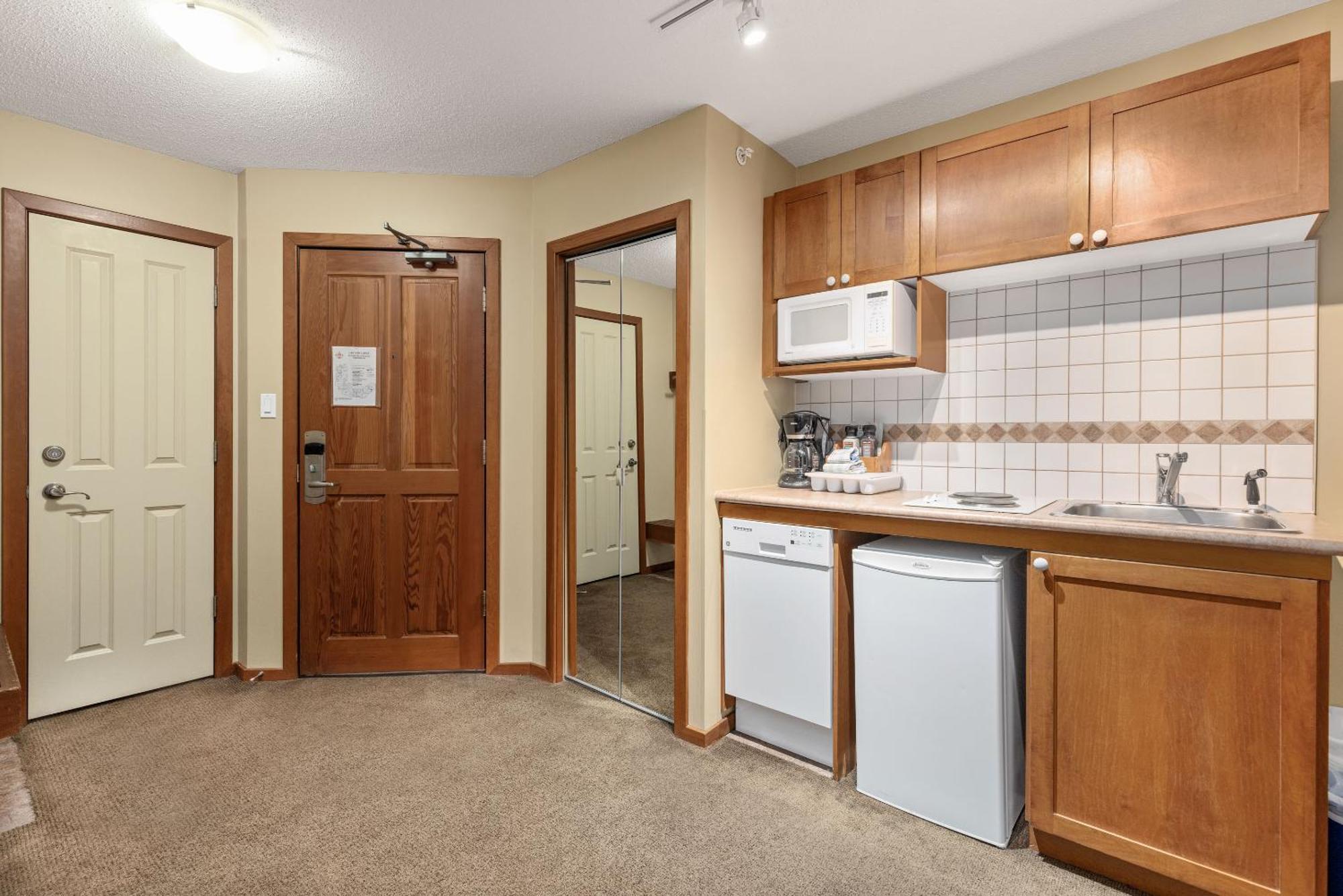 Spring Summer Special Cascade Lodge Suite Wifi 2 Hot Tubs Pool Gym Sauna Ski & Bike Storage Room Whistler Exterior photo